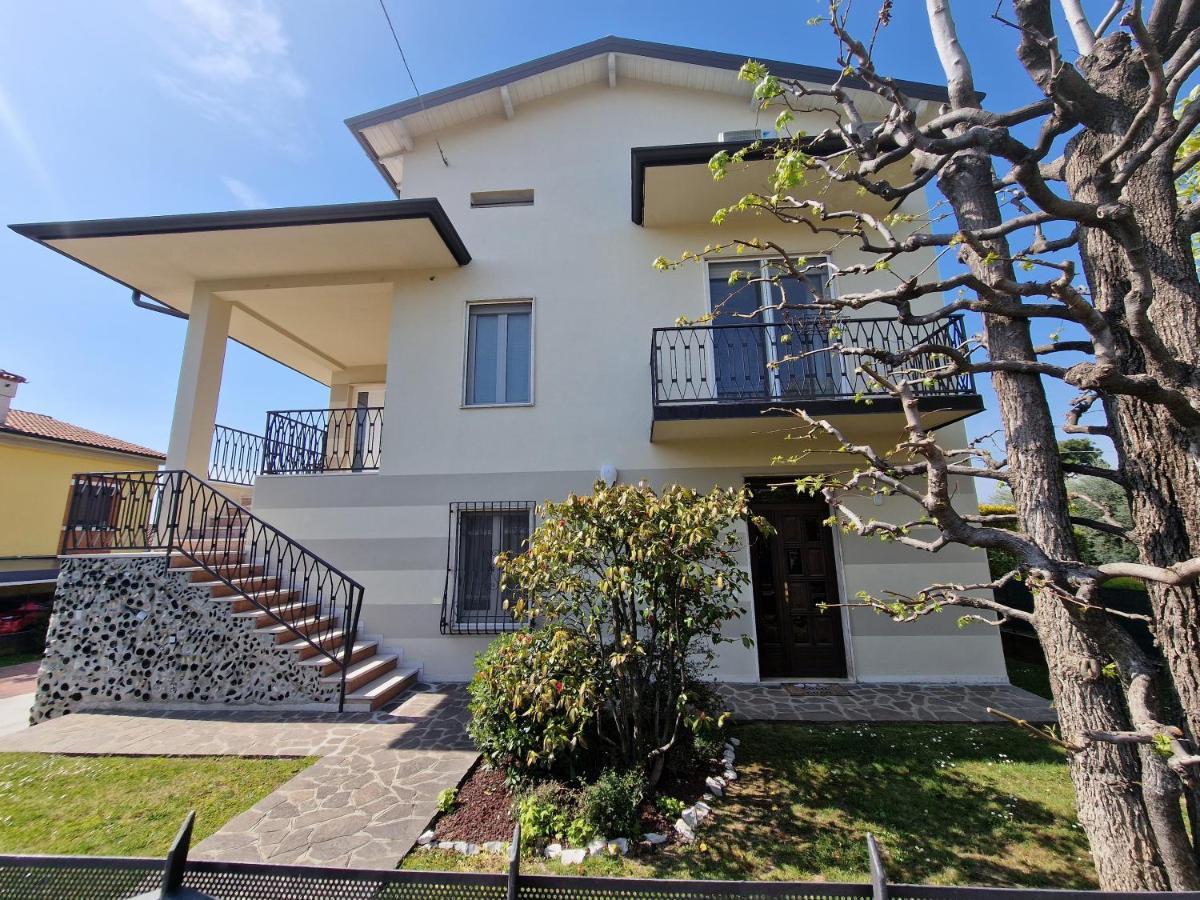 B&B A Due Passi Dal Lago Adro Екстер'єр фото
