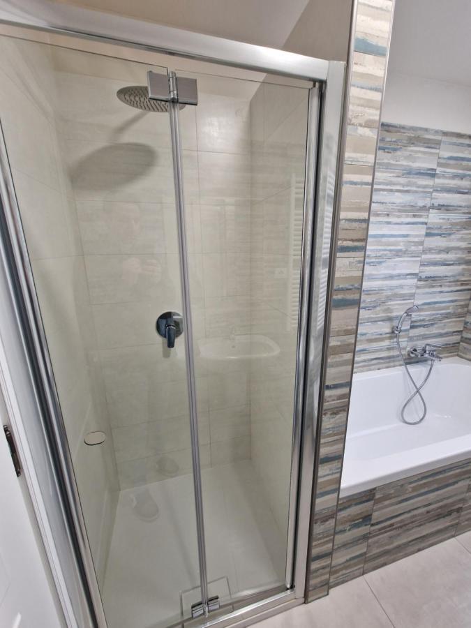 B&B A Due Passi Dal Lago Adro Екстер'єр фото